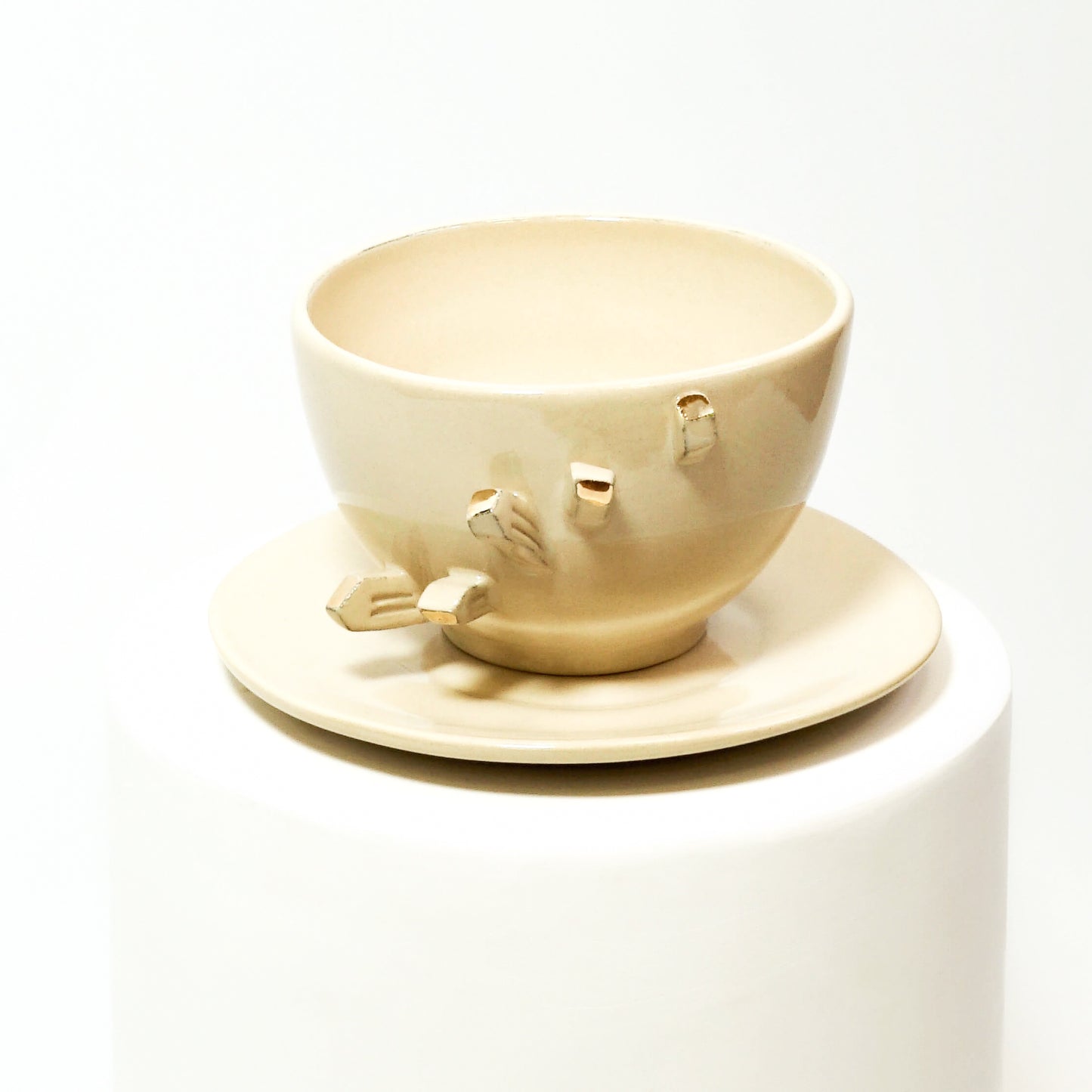 Autorine-keramika-puodelis-su-skulptura