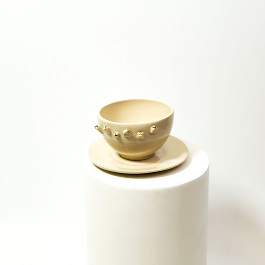 Rankų darbo puodelis su mini skulptūra | no. 2 - Ramunės nameilė