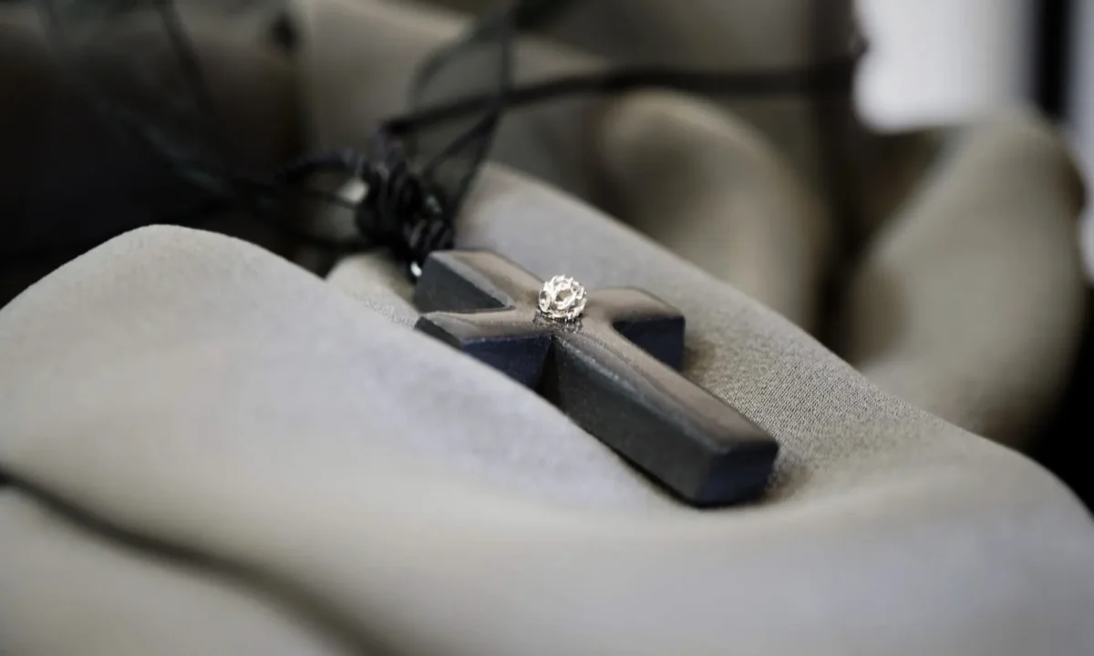 Meninė juvelyrika kryželis iš porceliano su ažūriniu sidabro akcentu