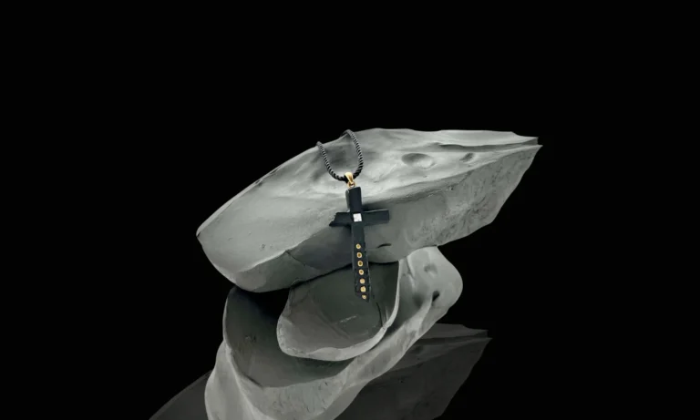 Porcelianinis pakabukas kryželis