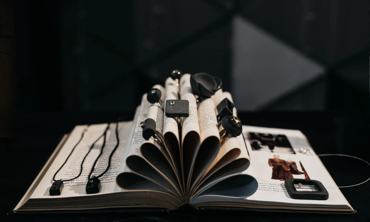 Rankų Darbo Papuošalai: Nuo Aksesuaro Iki Priekūnio