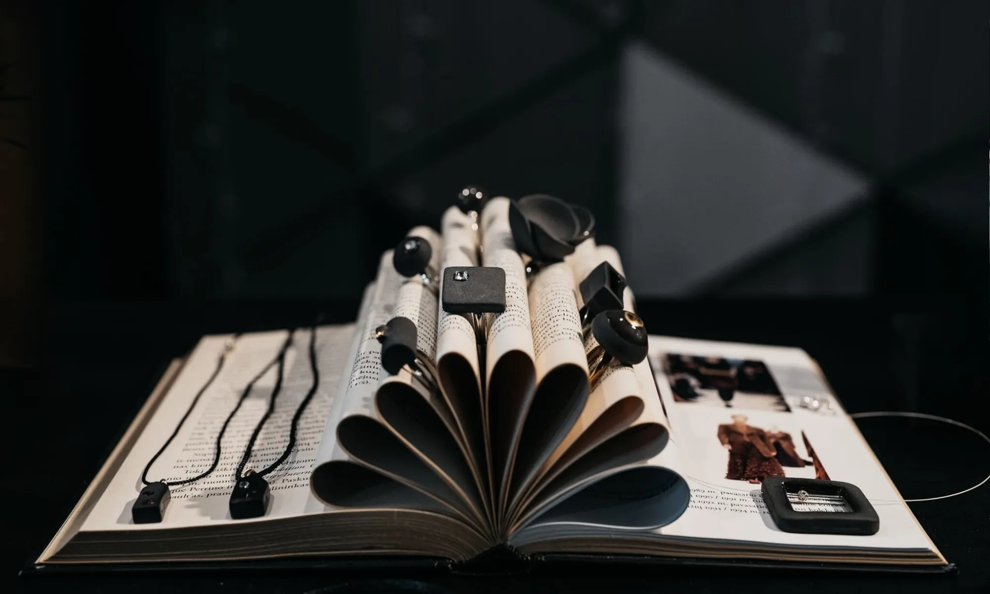 Rankų Darbo Papuošalai: Nuo Aksesuaro Iki Priekūnio