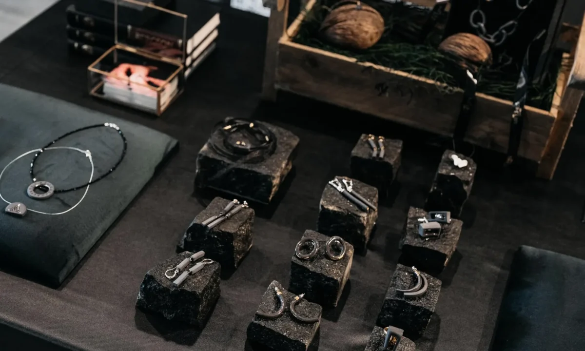 Meninė juvelyrika su porcialiano miniatiūromis