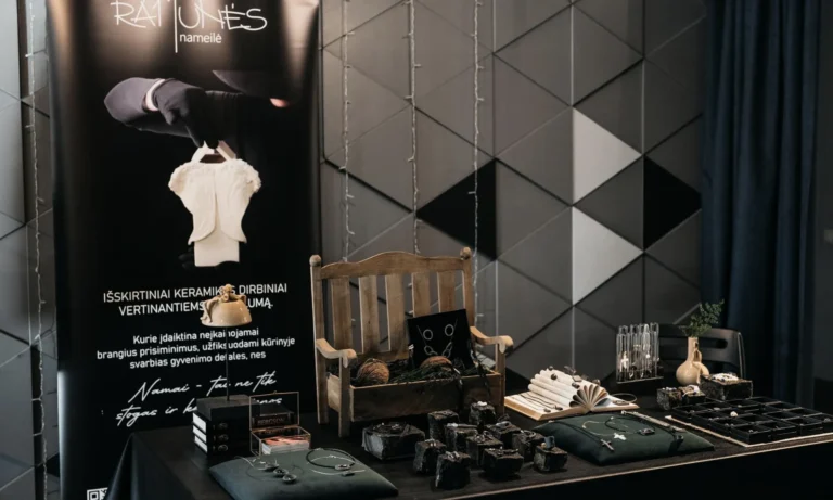 Dėvima mini skulptūra papuošaluose / meninė juvelyrika