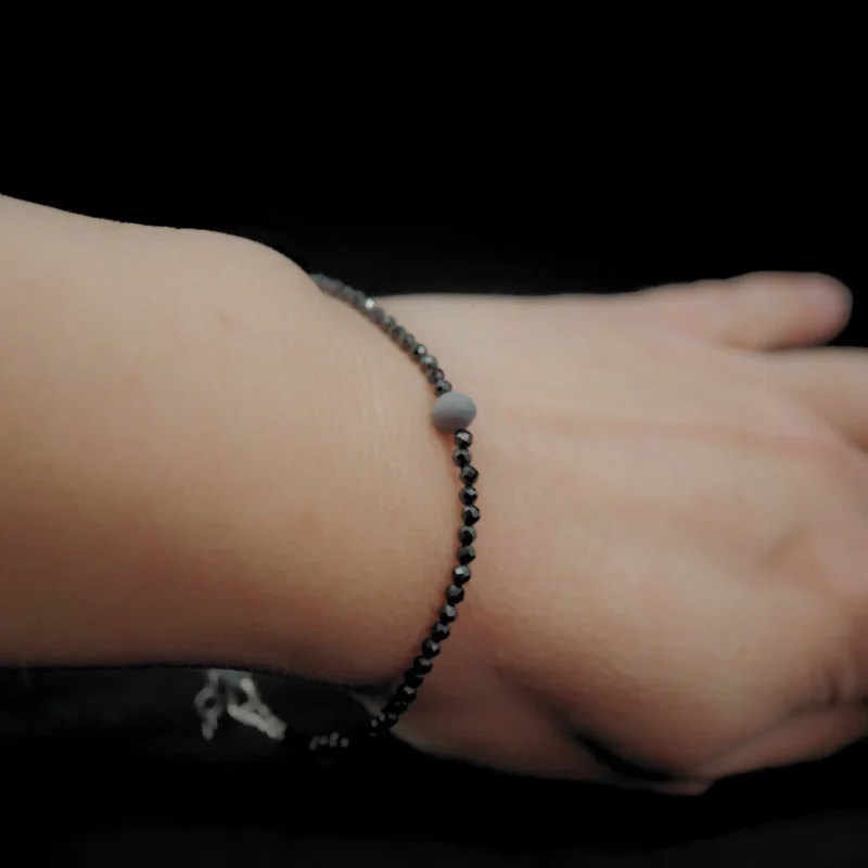 102 Juodo špinelio apyrankė