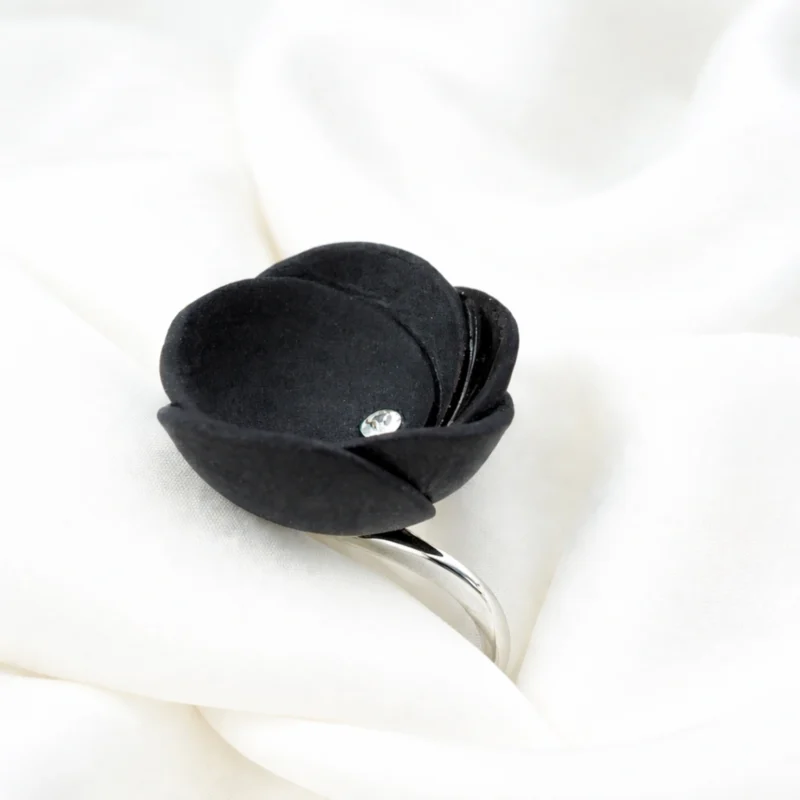 sidabrinis žiedas su porcelianinės gėlės žiedu