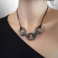 Porcelianinis kolje "Black Chain"