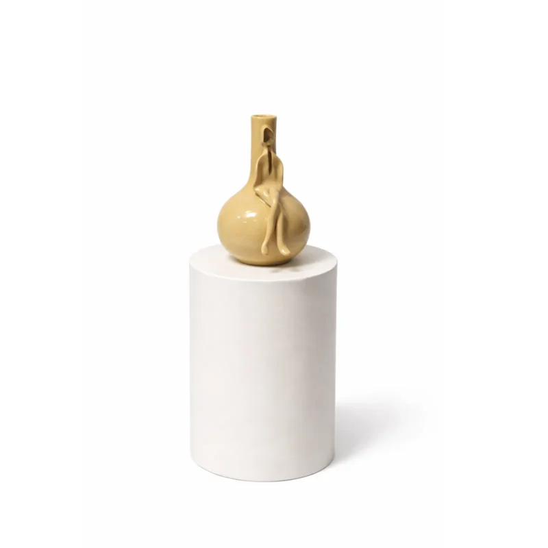 16 Rankų darbo kolba su skulptūra