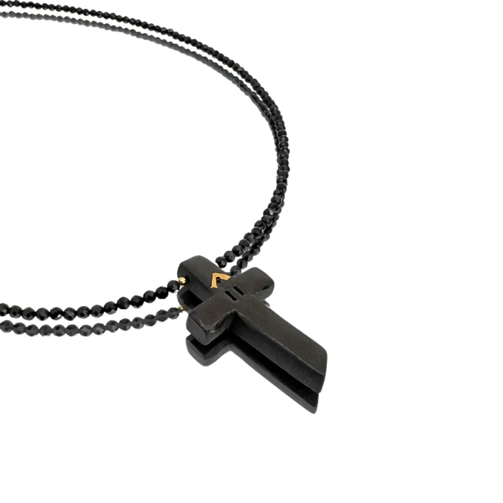 kolje-spinelis-porcelianas-su-kryzeliu Špinelio karoliai su kryželio pakabuku – simbolinis juvelyrikos kūrinys