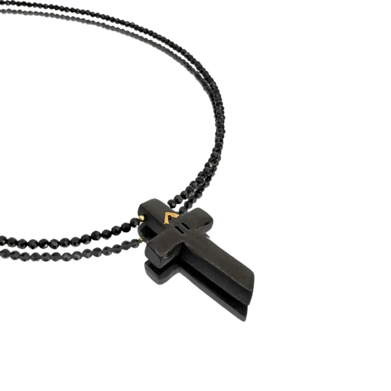 Špinelio karoliai su kryželio pakabuku – simbolinis juvelyrikos kūrinys