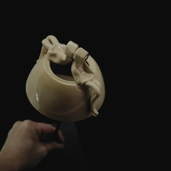 Skulptūra-pasitikėjimas-dovana-jaunavedziams