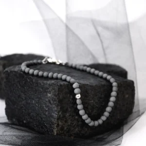 Juodo porceliano karoliai su sidabrine detale centre