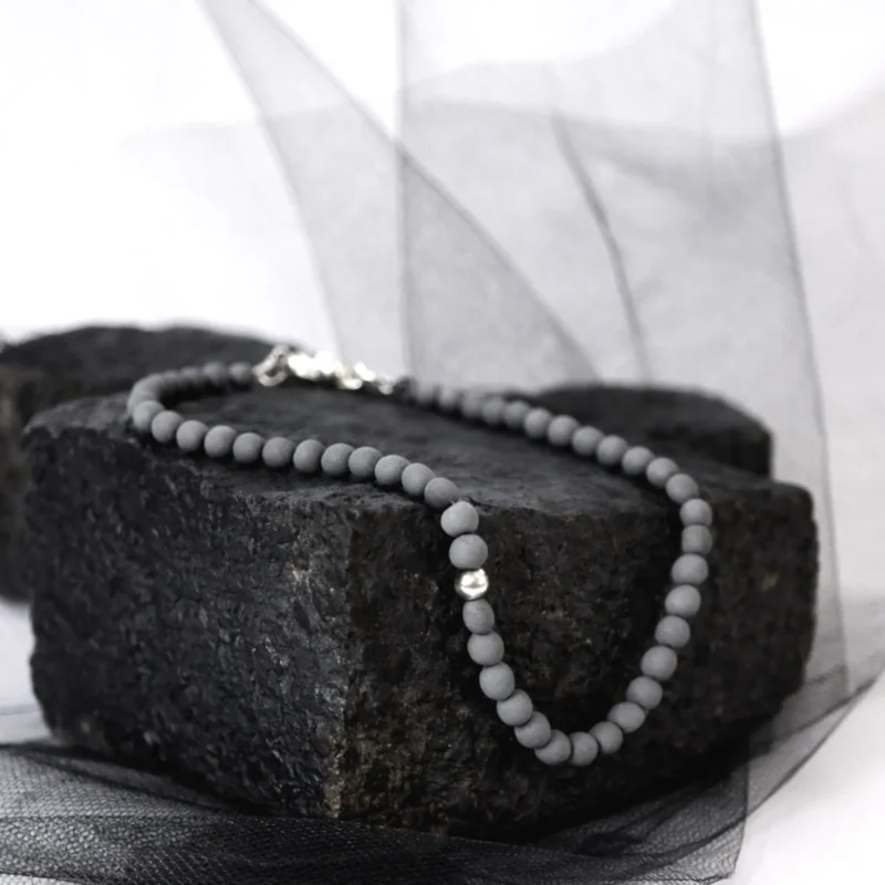 Juodo porceliano karoliai su sidabrine detale centre