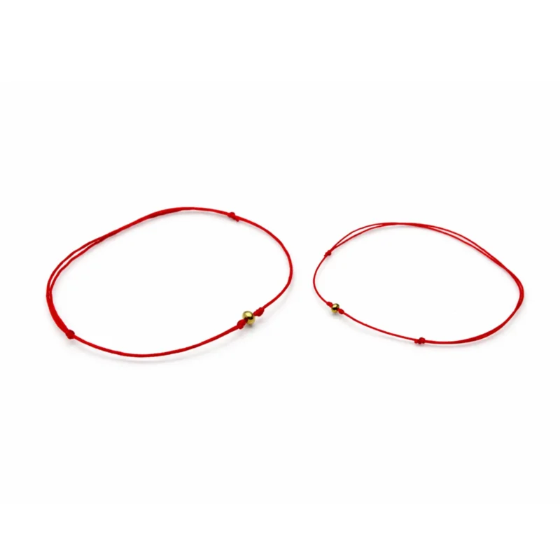 Raudono siūlo apyrankė