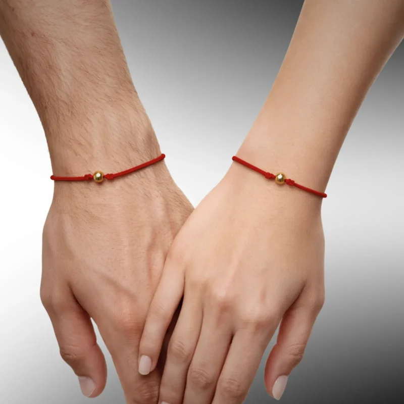 Raudono siūlo apyrankė