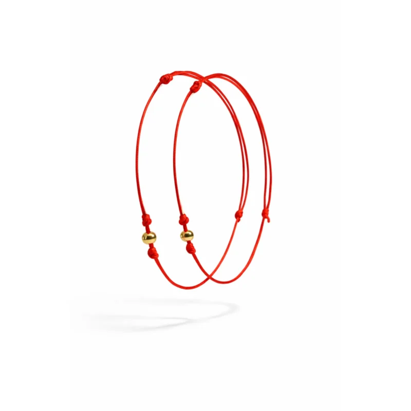 Raudono siūlo apyrankė su auksuoto sidabro karoliuku