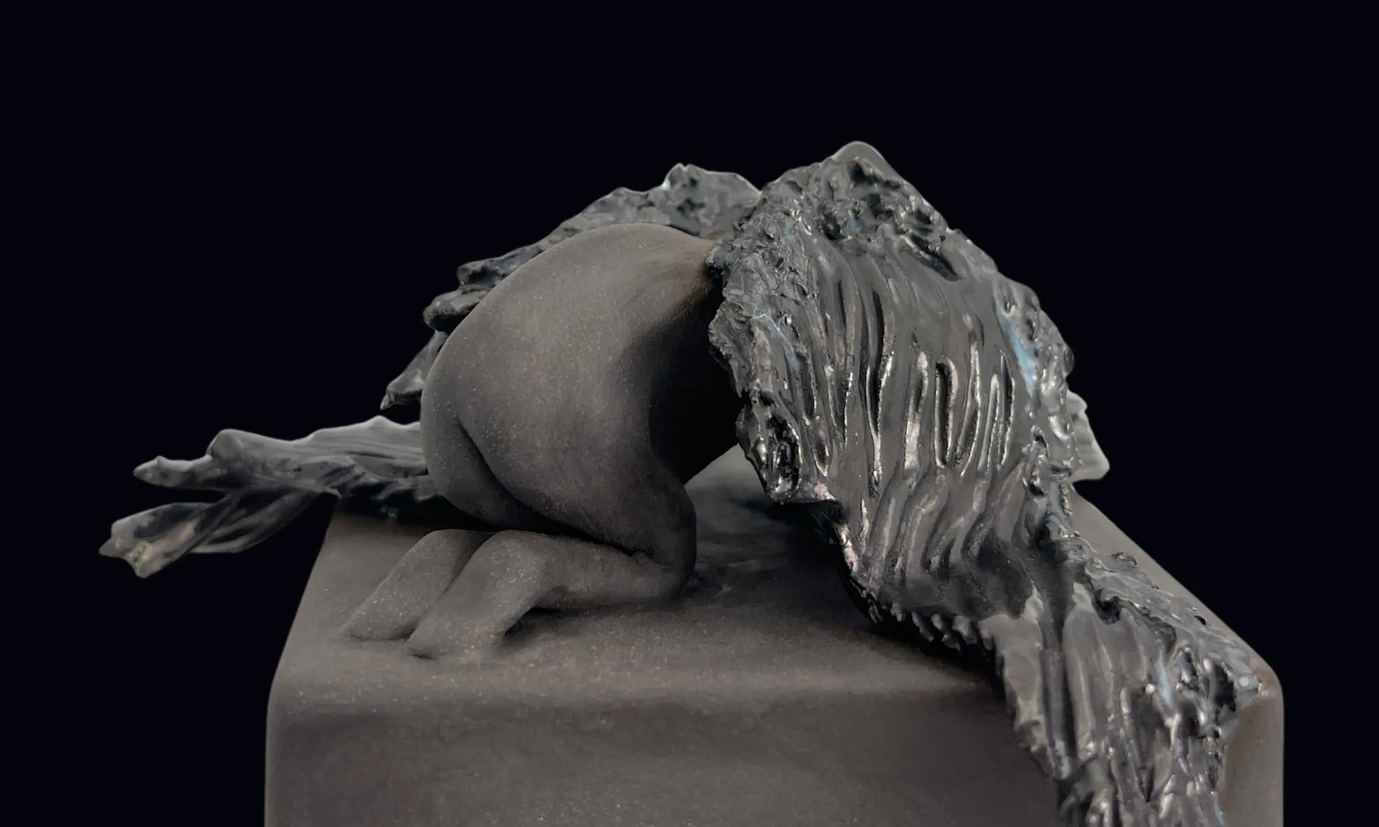 Skulptūra "klūpintis angelas" Šamotas, metalo oksidai, 24K aukso liustra