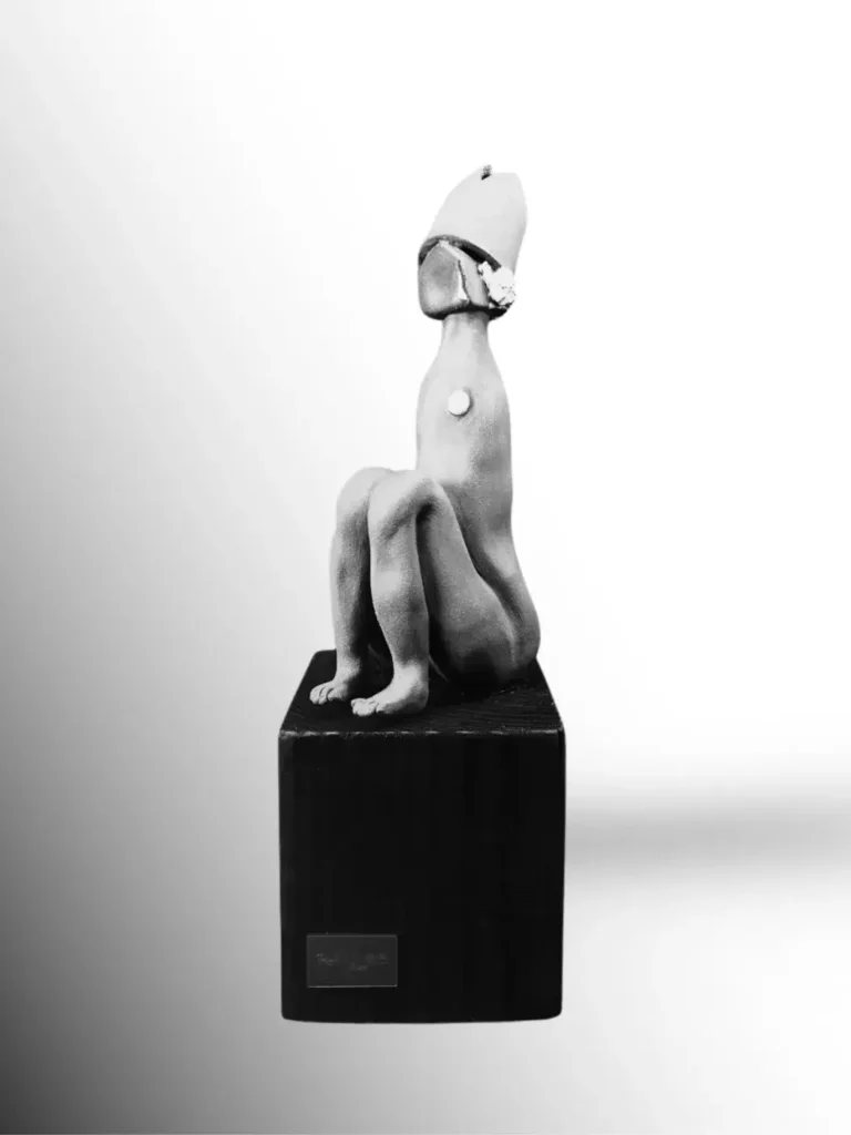 Skulptūra "Kasdienybės herojus" šamotas-medis