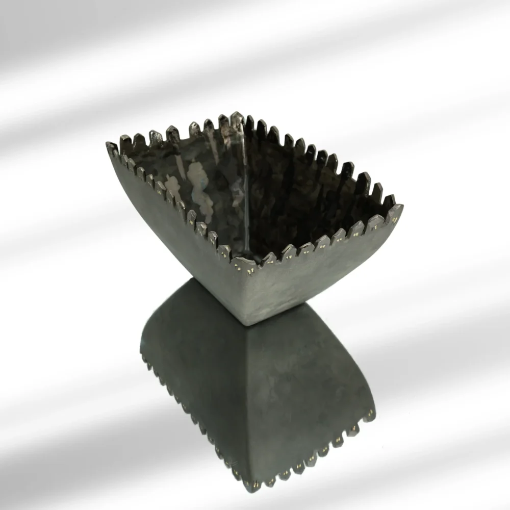 Skulptūrinis šamoto dubuo Rankų darbo keraminis dubuo – modernus tamsios spalvos indas su unikaliu nameliais dekoruotu kraštu ir blizgiu vidumi