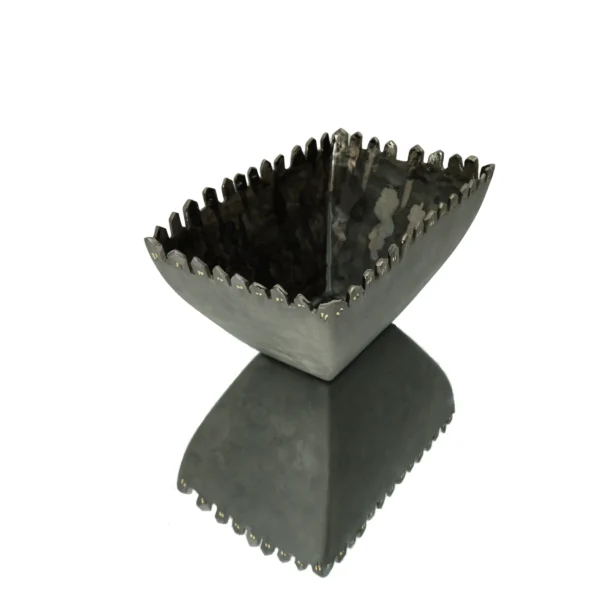 Skulptūrinis dubuo išskirtinio dizaino – unikalus interjero akcentas – rankų darbo kūrinys