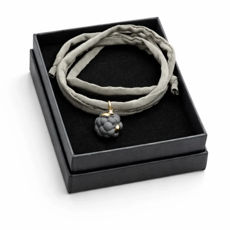 23 Šilko apyrankė su porceliano miniatiūra