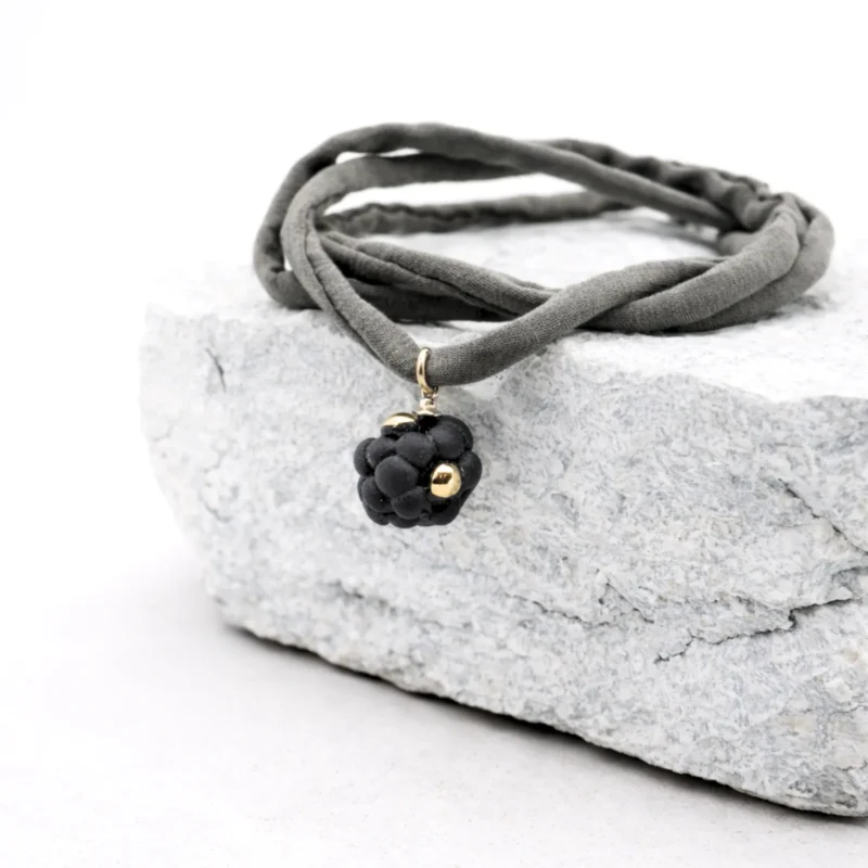 25 Šilko apyrankė su porceliano miniatiūra