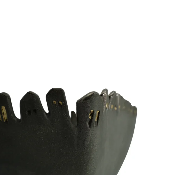 Skulptūrinis dubuo - šamoto tekstūra iš arti