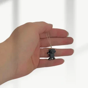 Juodas porcelianinis pakabukas meškutis – švelnus aksesuaras sukurtas dovanoti