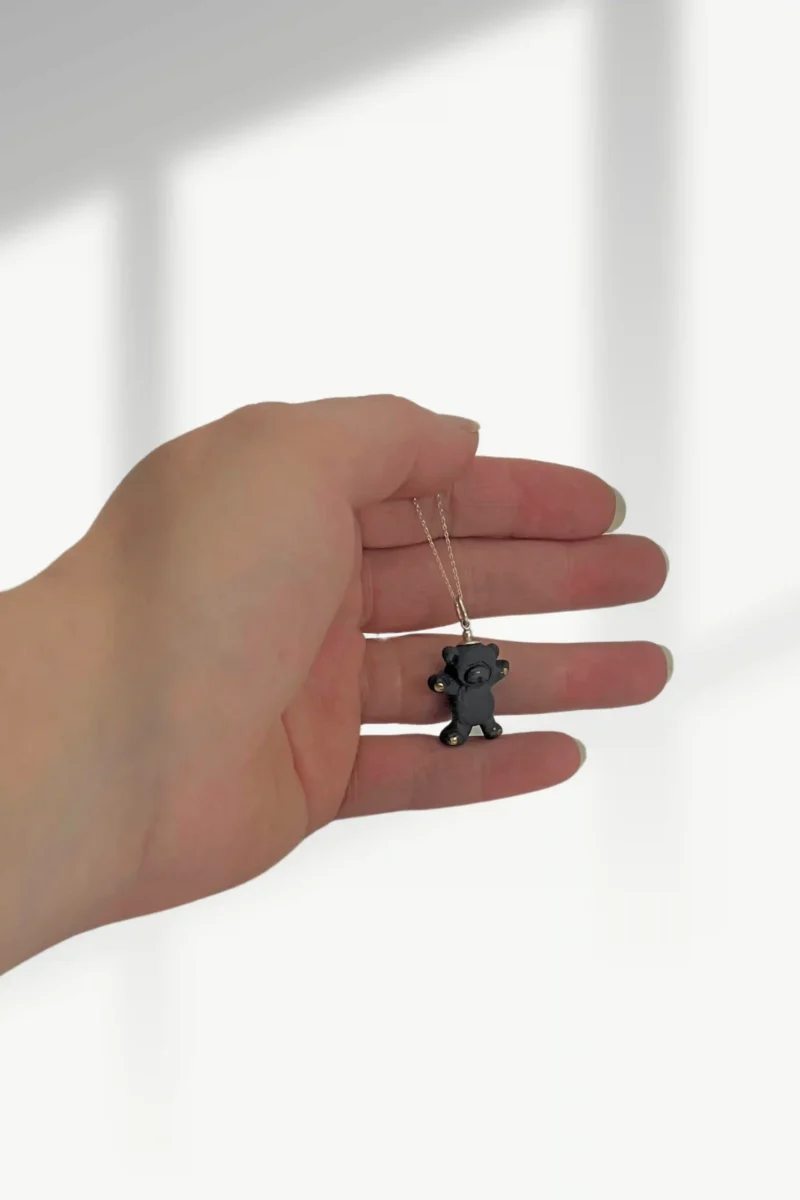 Juodas porcelianinis pakabukas meškutis – švelnus aksesuaras sukurtas dovanoti