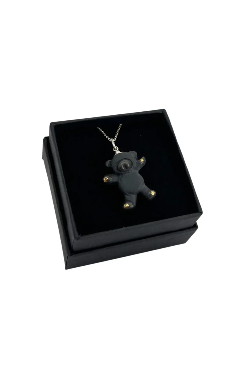 Minimalistinis pakabukas meškutis iš porceliano – stilinga dovana vaikui ar suaugusiam