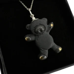 Unikalus porcelianinis pakabukas meškutis – švelnus rankų darbo papuošalas, puikiai tinkantis dovanai