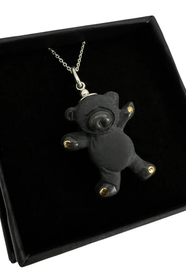 Unikalus porcelianinis pakabukas meškutis – švelnus rankų darbo papuošalas, puikiai tinkantis dovanai