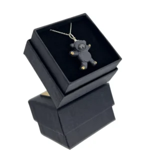 Pakabukas meškiukas Rankų darbo porcelianinis pakabukas meškutis – mielas papuošalas vaikams ir suaugusiems