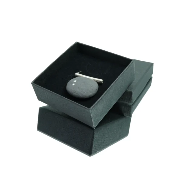 Porcelianinis-pakabukas-akmuo Porcelianinis-pakabukas-akmuo- dėžutėje