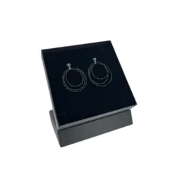 Auskarai-porcelianas-spinelio-kristalas-iveriami-prie-ausies