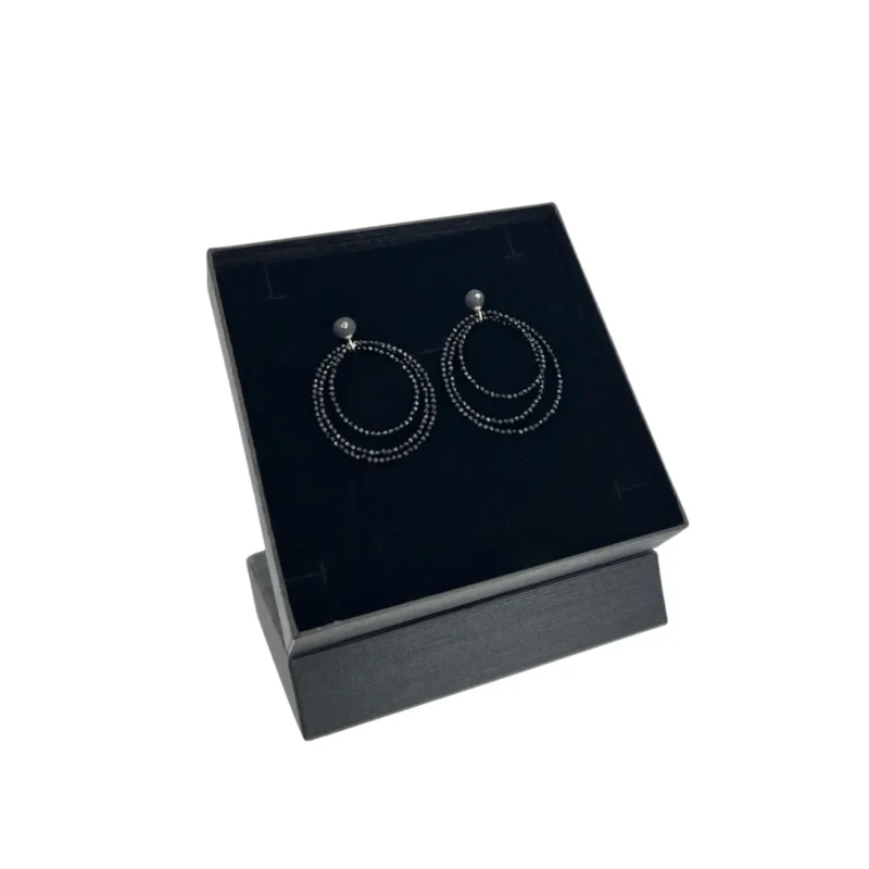 Auskarai-porcelianas-spinelio-kristalas-iveriami Auskarai-porcelianas-spinelio-kristalas-iveriami-prie-ausies