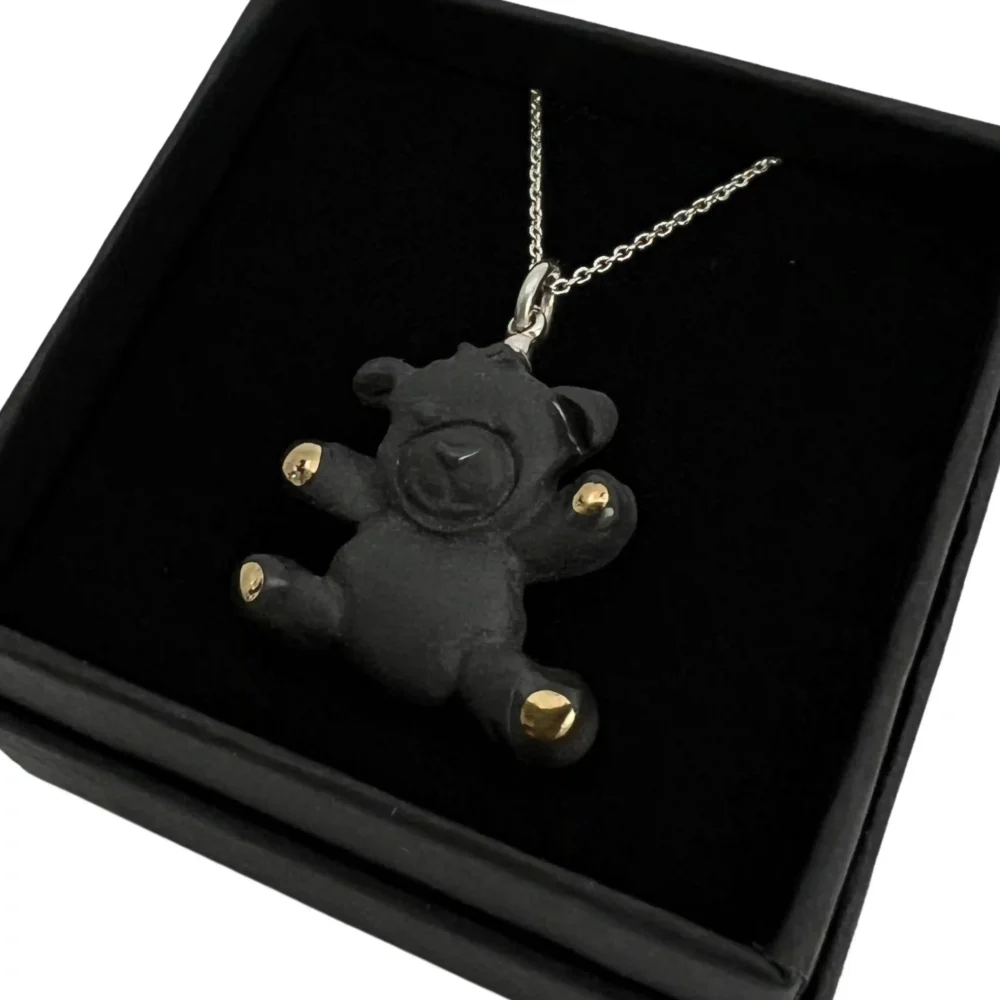 Porcelianinis meškiukas dėžutėje Rankų darbo porcelianinis pakabukas meškutis – mielas aksesuaras vaikams ir suaugusiems