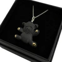 Rankų darbo porcelianinis pakabukas meškutis – mielas aksesuaras vaikams ir suaugusiems