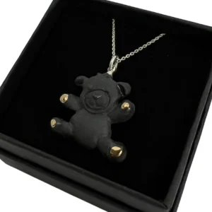 Rankų darbo porcelianinis pakabukas meškutis – mielas aksesuaras vaikams ir suaugusiems