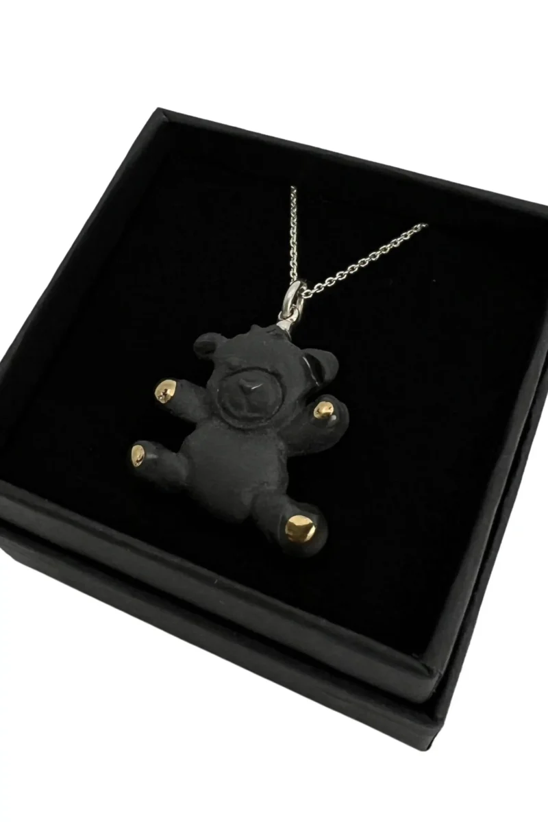 Porcelianinis meškiukas dėžutėje Rankų darbo porcelianinis pakabukas meškutis – mielas aksesuaras vaikams ir suaugusiems