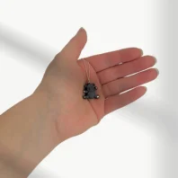 Unikalus porcelianinis pakabukas meškutis – švelnus rankų darbo papuošalas, puikiai tinkantis dovanai