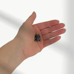 Unikalus porcelianinis pakabukas meškutis – švelnus rankų darbo papuošalas, puikiai tinkantis dovanai