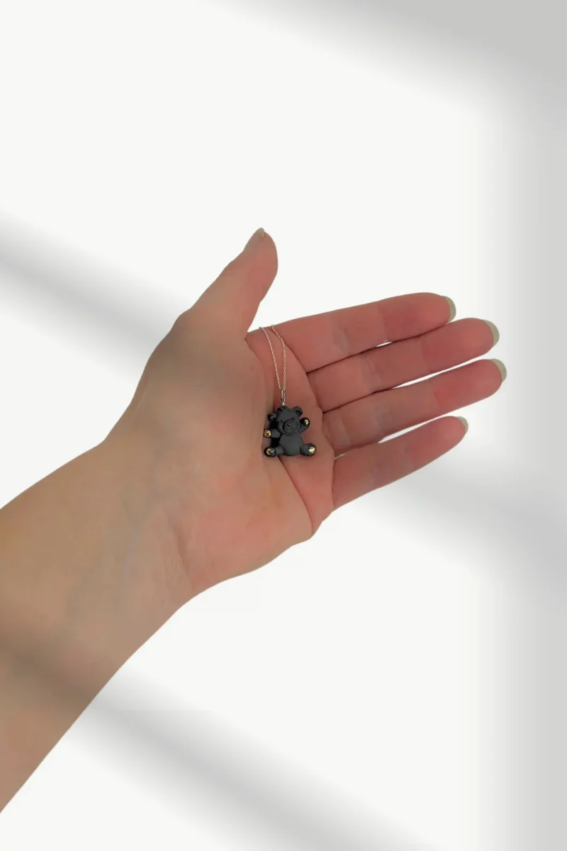 Meškiukas rankoje – mastelio palyginimas Unikalus porcelianinis pakabukas meškutis – švelnus rankų darbo papuošalas, puikiai tinkantis dovanai