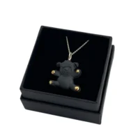 Minimalistinis pakabukas meškutis iš porceliano – stilinga dovana vaikui ar draugui