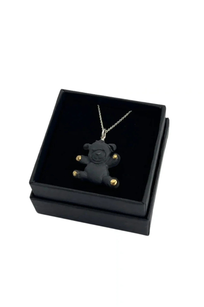 Juodas meškiukas dėžutėje Minimalistinis pakabukas meškutis iš porceliano – stilinga dovana vaikui ar draugui