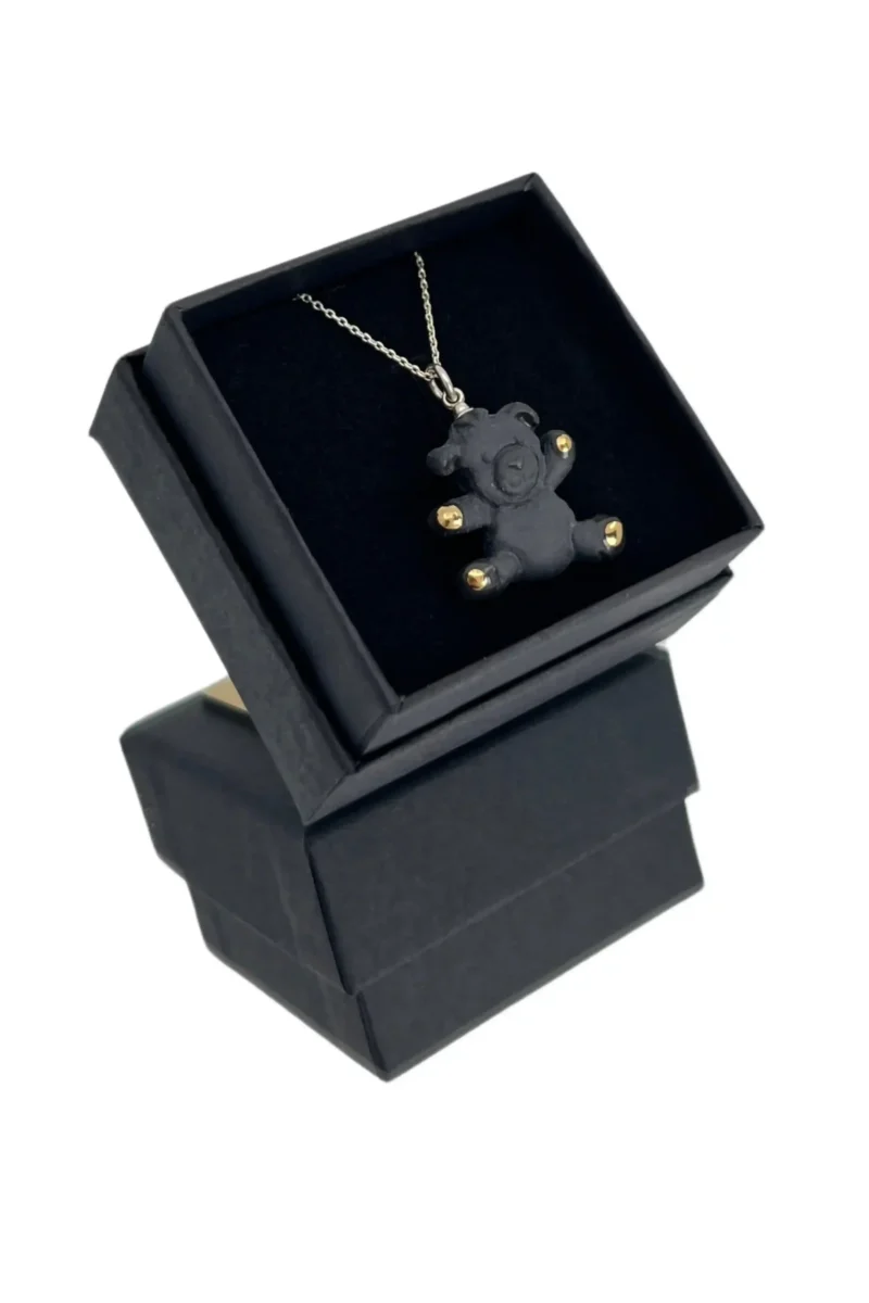 Juodas meškiukas dėžutėje Juodas porcelianinis pakabukas meškutis – švelnus aksesuaras sukurtas su meile