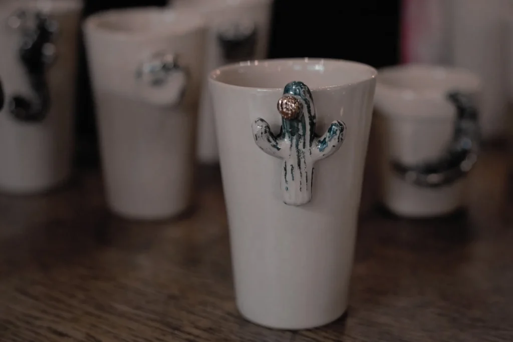 Rankų darbo puodeliai su mini skulptūromis