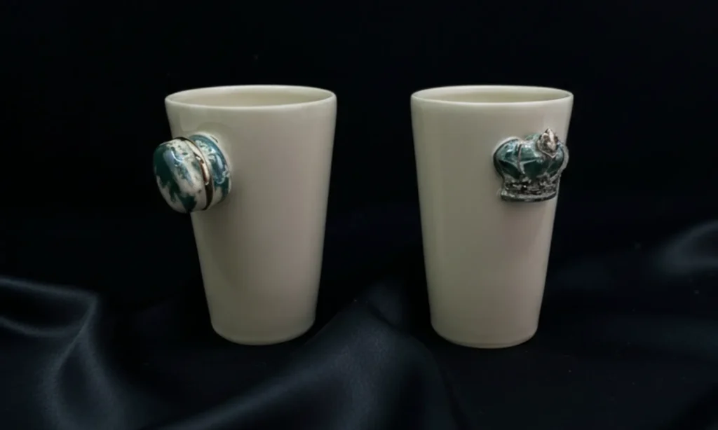 Rankų darbo puodeliai su mini skulptūromis