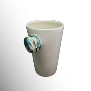 Rankų darbo puodelis su mini skulptūra