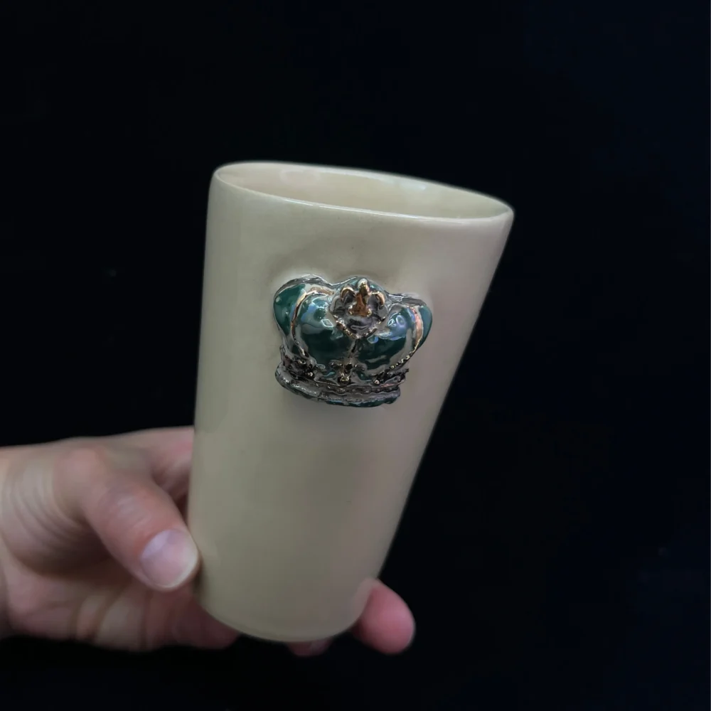 ranku-darbo-puodelis-11 Rankų darbo puodelis su mini skulptūra